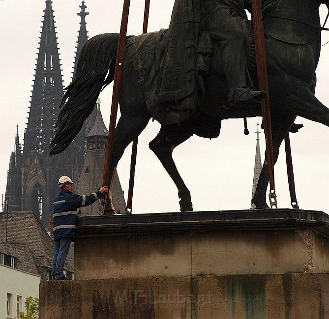 Reiterdenkmal kehrt zurueck auf dem Heumarkt P82.JPG